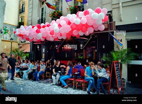 Paris France jeunes Français partager des boissons dans un bar gay célébrant le Tropic