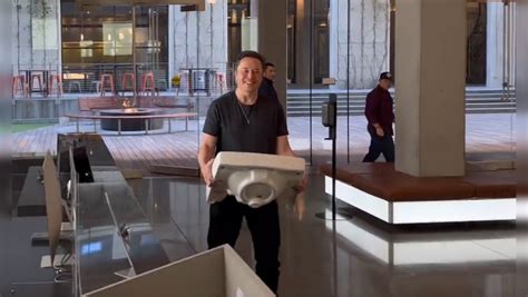 Video Elon Musk Enters Twitter Hq Carrying A Bathroom Sink Let That Sink In