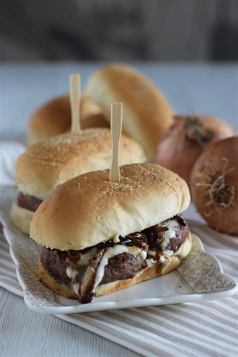 Ricetta Hamburger Con Cipolle Caramellate E Salsa Allo Yogurt