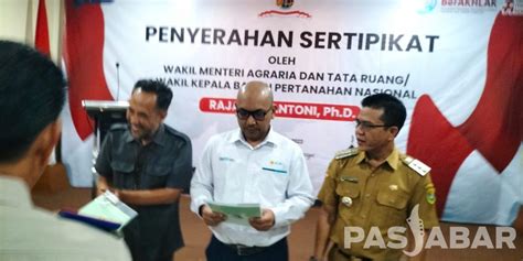 Wamen ATR BPN Serahkan Sertifikat Tanah Kepada Warga Kabupaten Bandung