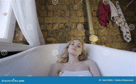 Blonde Sexy De Belle Fille Le Matin Posant Dans La Salle De Bains Action Jeune Femme Blonde Se