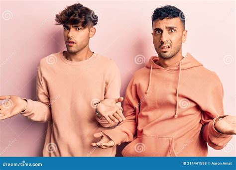 Joven Pareja Gay Con Ropa Casual Despistado Y Confundido Con Los Brazos Abiertos Ni Idea