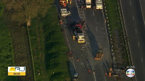 V Deo Acidente Caminh O De Carga Deixa Rodovia Presidente Dutra