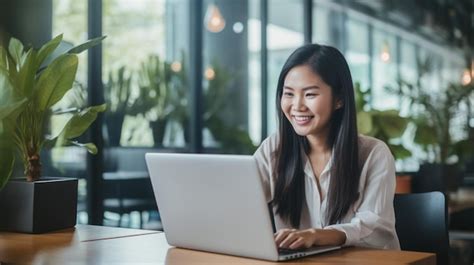 Mujer Joven Que Trabaja Con La Computadora Port Til En El Fondo De La