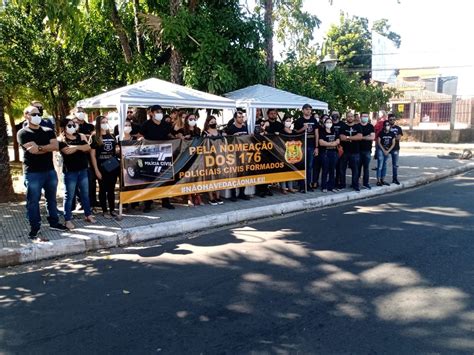 Grupo Faz Protesto E Pede Nomea O De Formados Em Curso De Forma O