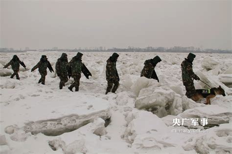 零下30度严寒：中俄边境战士踏雪巡逻贺新年军事中国网