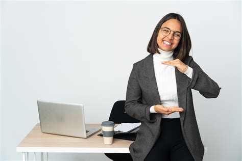 Joven Mujer De Negocios Latina Que Trabaja En Una Oficina Aislada En La Pared Blanca Sosteniendo