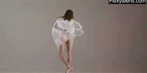 Blonde Gymnast Performs Gymnastics Tnaflix