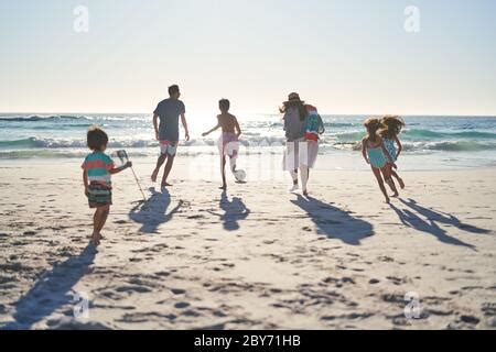 Enfant Jouant Sur La Plage De L Oc An Les Enfants Sautent Dans Les