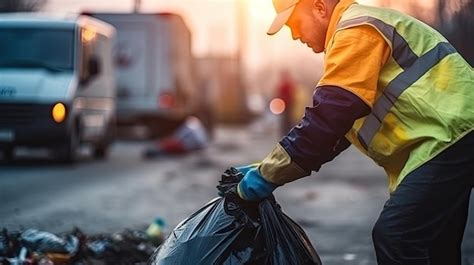 Los trabajadores que recogen basura de municipales urbanos están