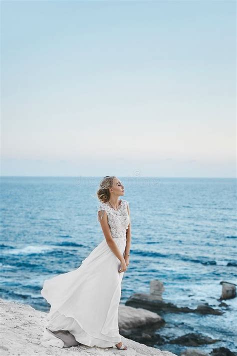 Fille Modèle Blonde D une Forte Poitrine Sensuelle Et Sexy Avec Le Corps Parfait Dans Le Maillot