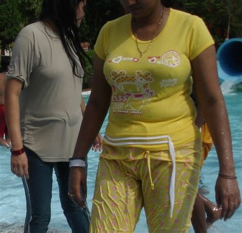 Mallu Desi Aunty Hot Sexy Photos Hot Mallu Aunty In Beach Dress