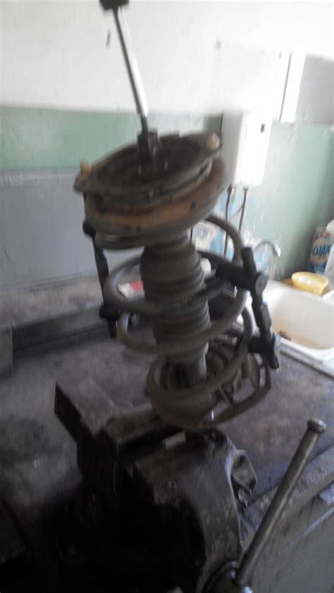 Замена опоры передней стойки — Renault Laguna II, 2 л, 2005 года ...