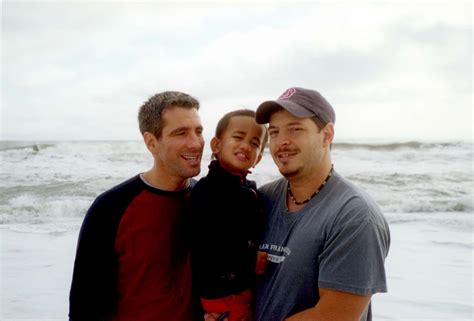 Il Y A Ans Un Couple Gay Retrouvait Un B B Abandonn Dans Le M Tro Et L Adoptait Ils