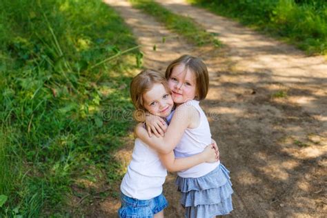 Deux Amie De Petite Fille Treignant Dans La For T Image Stock Image