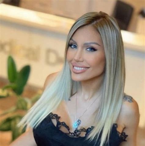 Майката на Джулиана Гани я удари в земята с тези снимки от преди 30 ...