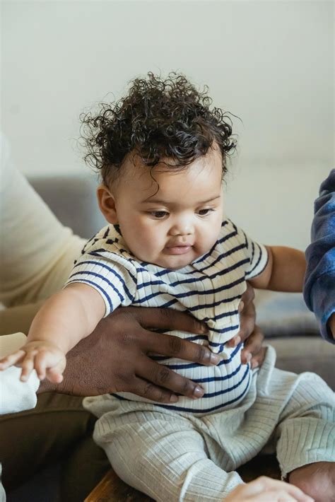 Baby milestones: When do babies start sitting up? - Kidswell Health