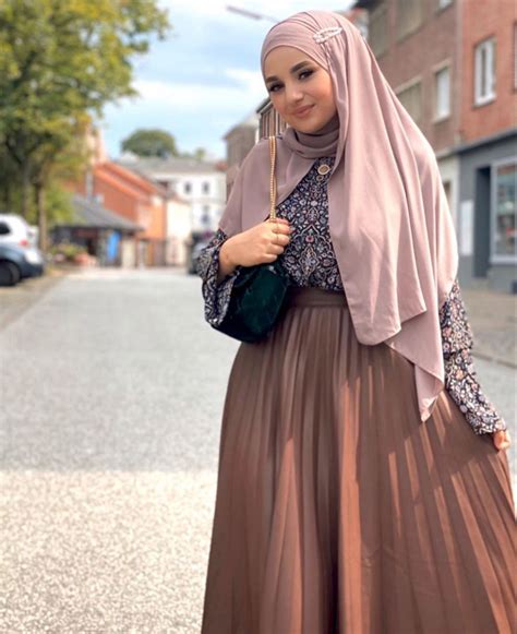 21 Modest Ways To Style Long Pleated Skirts With Hijab Fashion Zahrah