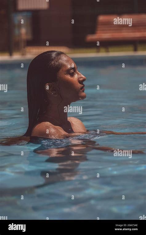 Girl bikini pool wet young Banque de photographies et dimages à haute
