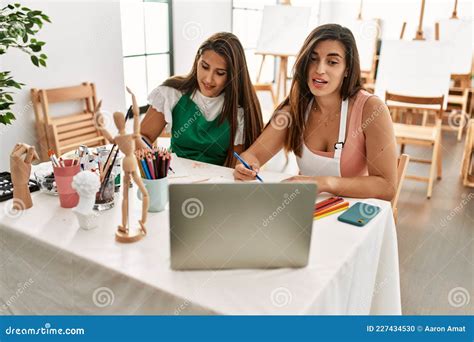 Dois Estudantes De Pintura Latina Sorrindo Felizes Tendo Aulas De Pintura Online Na Escola De