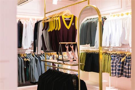 Hot girl cao 1m8 gây chú ý khi diện đồ nữ sinh tôn chân dài miên man