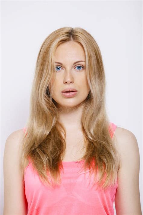 Femme Blonde Drôle Avec Le Chapeau De Paille D isolement Sur Le Blanc Photo stock Image du