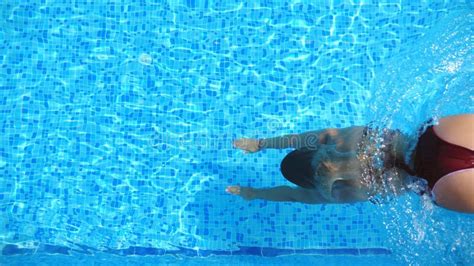 Kobieta W Czerwonym Bikini Nurkująca W Basenie I Plująca Krystalicznie Czystą Wodę Seksowna