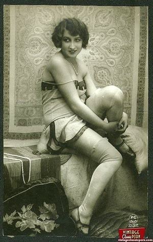 Retro Porn Several Vintage Chicks Wearing Stockings In XXX Dessert