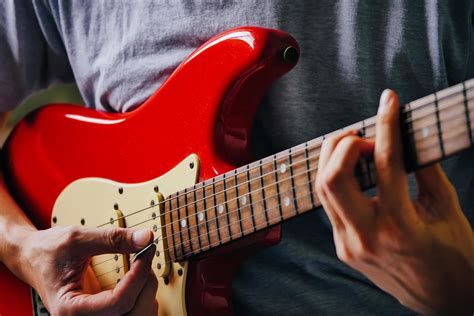 Gros Plan Des Mains Masculines Jouant De La Guitare Lectrique Mise Au