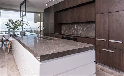 Limestone countertops: elegant look, but not suitable as a worktop