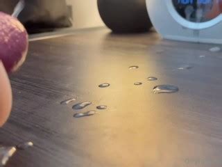 タイトなfleshlightと机の上にたくさんのザーメンでチンポをからかう Pornhub Gay