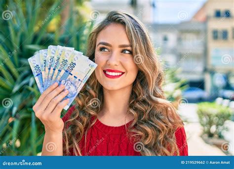 Jeune Fille Blonde Souriant Heureuse Tenant Des Billets De Banque Rands