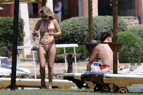 Geri Halliwell Showing Her Hot And Sexy Body And Her Huge And Nice Tits Porn Pictures XXX