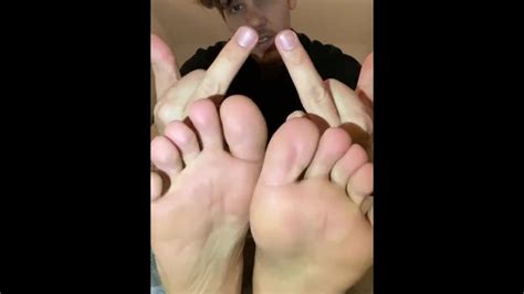 炫耀我漂亮的男孩脚 Pornhub Gay