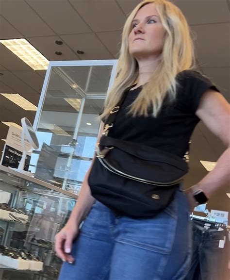 Blonde In Tight Black Shorts Two Milfs Quick Caps Spandex Leggings Yoga Pants Forum