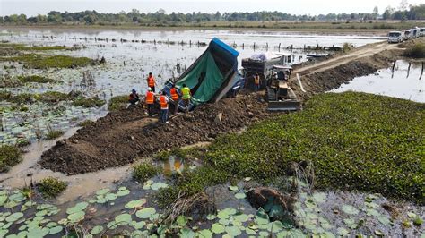 Incredible Dump Truck Transport Stone Stuck In The Deep Hole Recovery