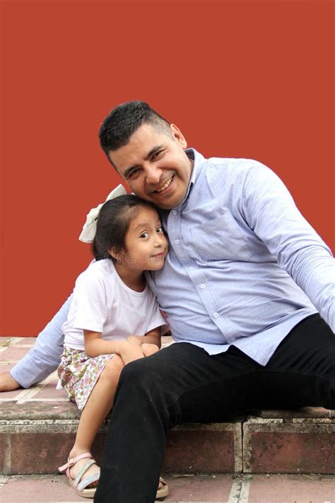 Pai Divorciado Sua Filha Morena Latina Mostra Seu Amor E Celebra O Dia Dos Pais Juntos
