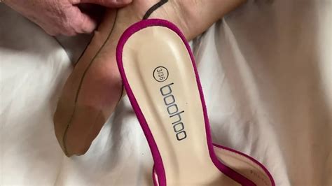 Mrs Mature Feet Showing You All Her Sexy Feet Toes And Soles In Her Favourite Cervin Stockings