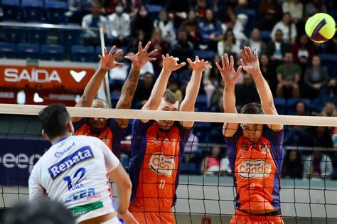 Farma Conde Vôlei São José é superado no jogo de ida das quartas do