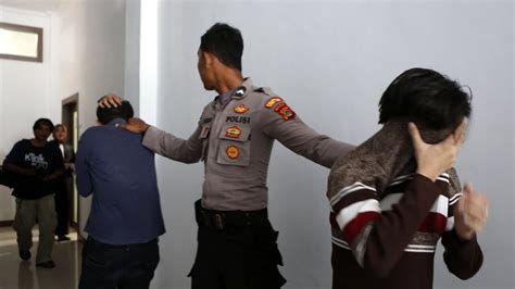 2 Men In Indonesia Sentenced To Caning For Having Gay Sex The New York Times