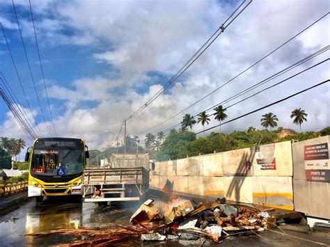 Moradores de Guaxuma em Maceió protestam contra lançamento de esgoto