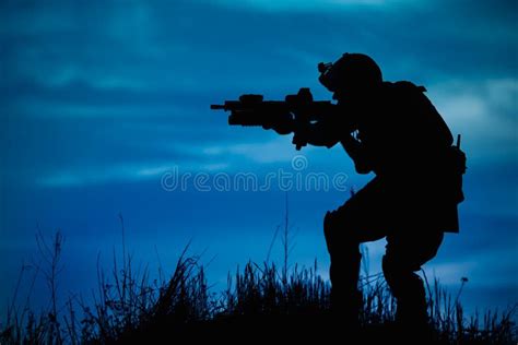 Silhouette De Soldat Ou De Dirigeant Militaire Avec Des Armes La Nuit