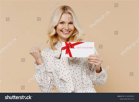 Mujer de 40 años latina sosteniendo libros Más de 88 fotos de stock con licencia libres de