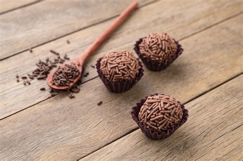 T Picos Brigadeiros De Chocolate Brasile O Sobre Mesa De Madera Foto