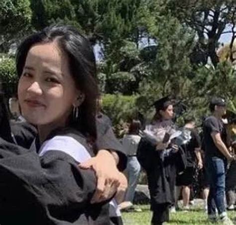 Hot girl mạng xã hội gây tranh cãi khi để lộ mặt mộc khác ảnh trên