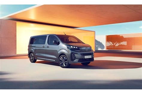 Peugeot e Traveller ganha visual mais robusto e sobe autonomia até 350