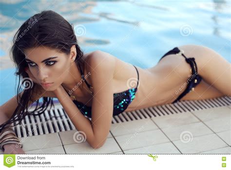 Herrliche Frau Mit Dem Dunklen Haar Im Eleganten Bikini Stockfoto