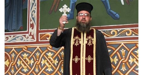 Отец Паликарски призова като папата: Жени, кърмете в църквите!