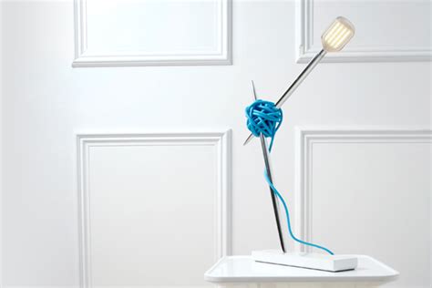 Клубок и спицы: настольная лампа для любителей вязания