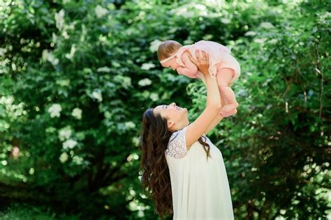 Jolie Femme Brune En Robe Blanche Pose Avec Sa Petite Fille Dans Le